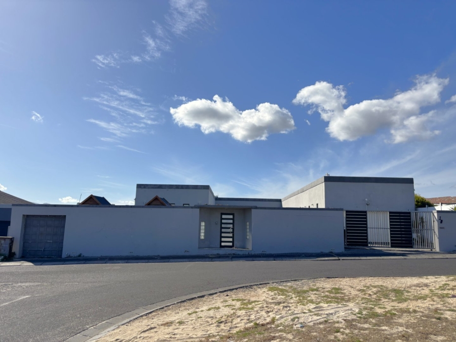 5 Bedroom Property for Sale in Pelican Heights Western Cape